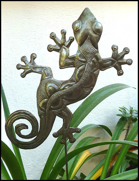 Bâton de plante de jardin.  Décoration de jardin en plein air - Art haïtien en métal de tambour en acier.  gecko